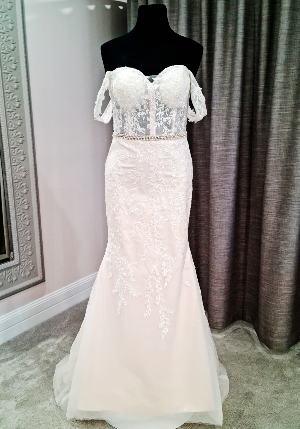 beautiful white trumpet style wedding gown with a sweetheart neckline